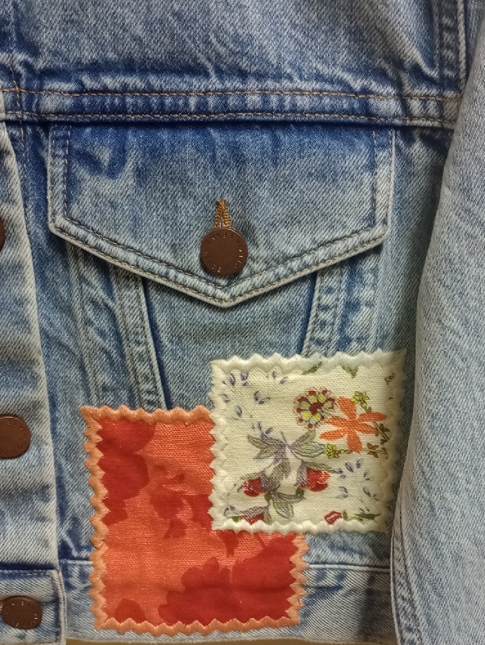 ALICE + OLIVIA LIGHT BLUE DENIM CROPPED JACKET WITH FLORAL PATCHES ◾SIZE XS - Picture 9 of 16